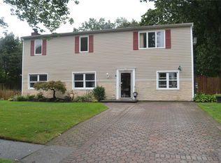 4 Plaza Ln, Selden, NY 11784