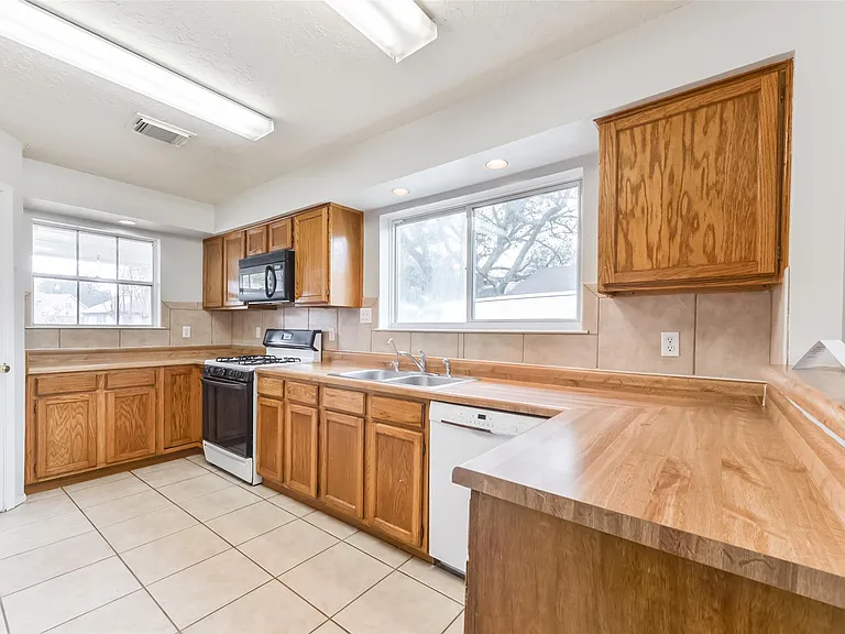 16606 Burlcreek — Photo 15