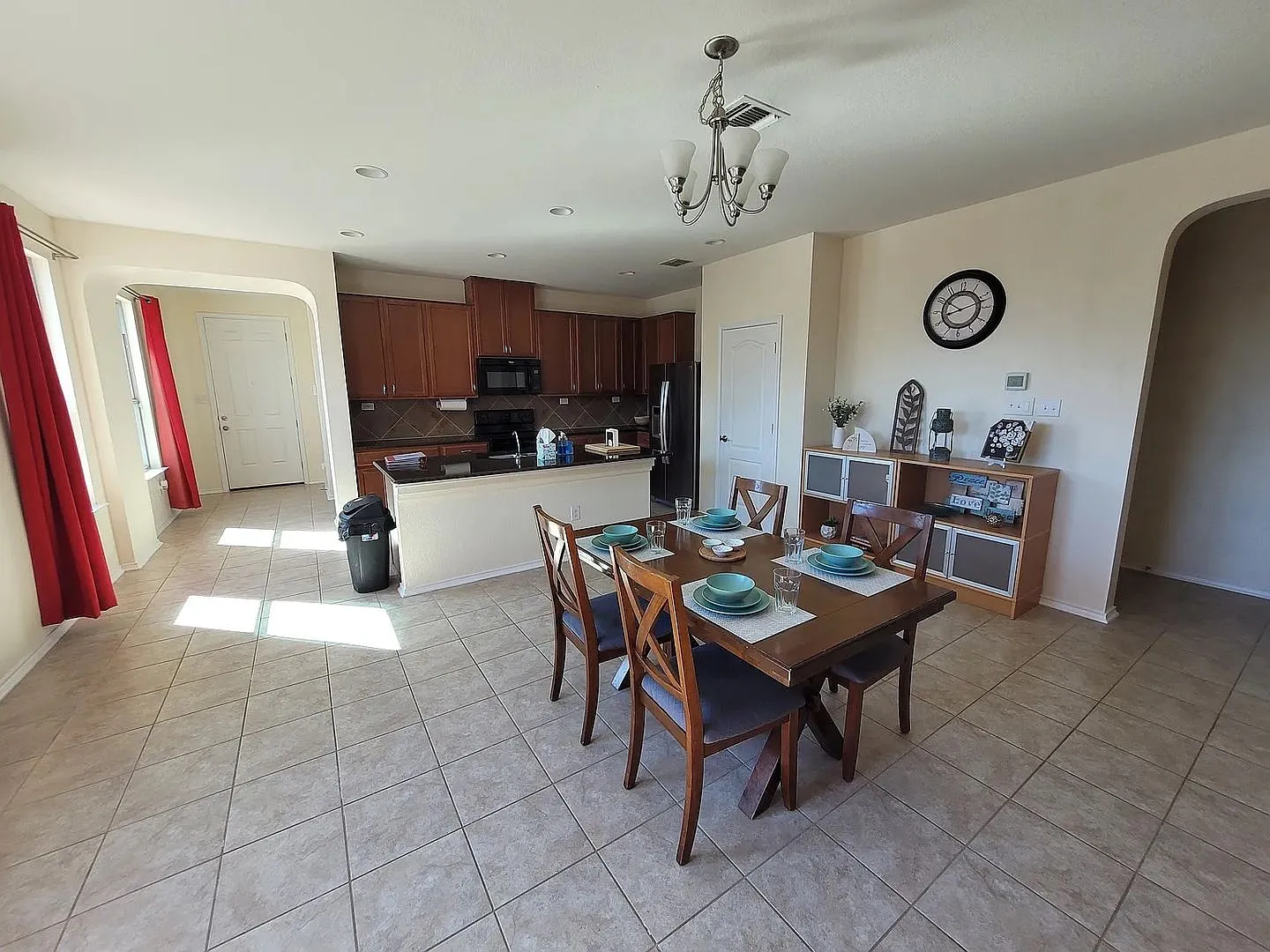 Room in 4 Bedroom Home in San Antonio — Photo 3