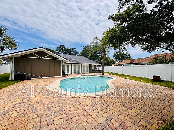 3rd image of 916 Cobia Dr
