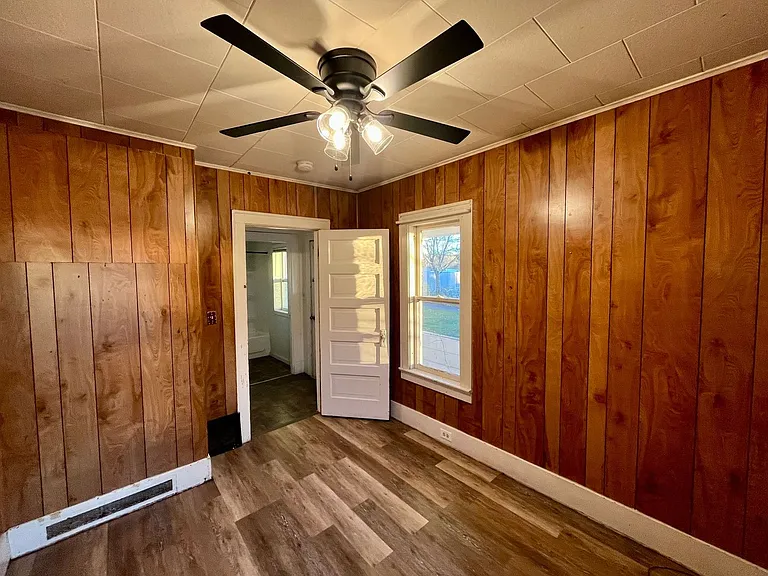 713 Augusta Ave — Photo 11