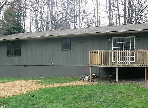 3rd image of 16 E Hill Dr