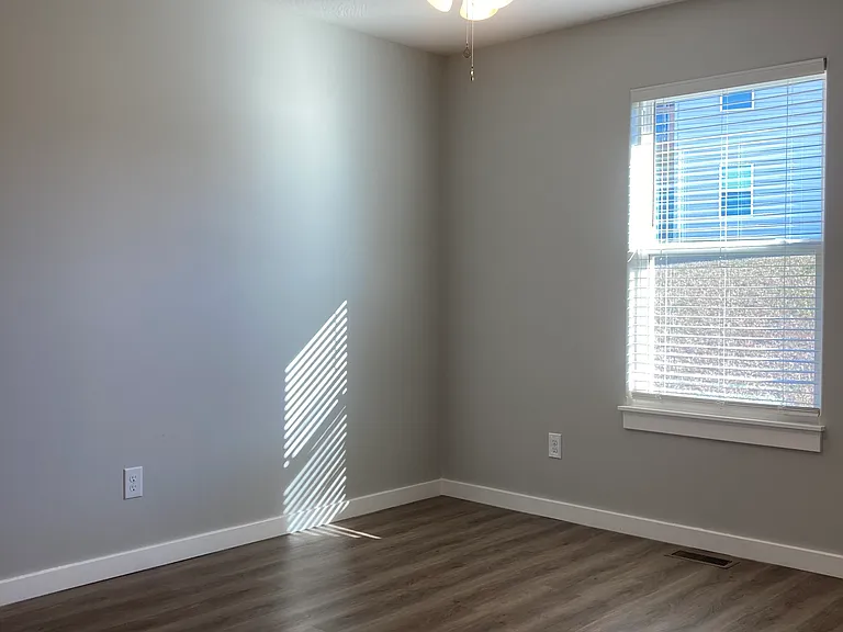 1411 W Jay St — Photo 8