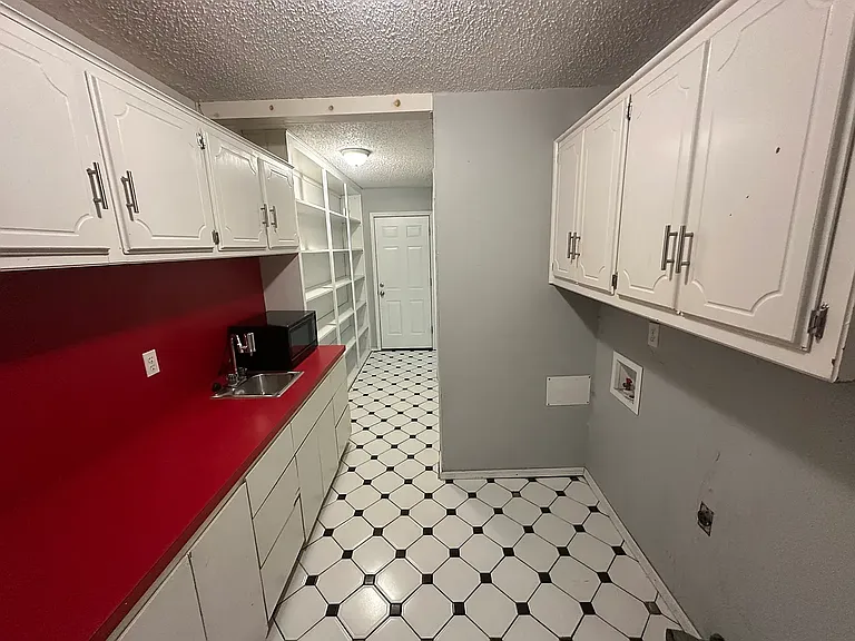223 E Kerby Ave — Photo 8