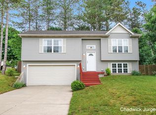 415 Sunset Ridge Dr, Middleville, MI 49333