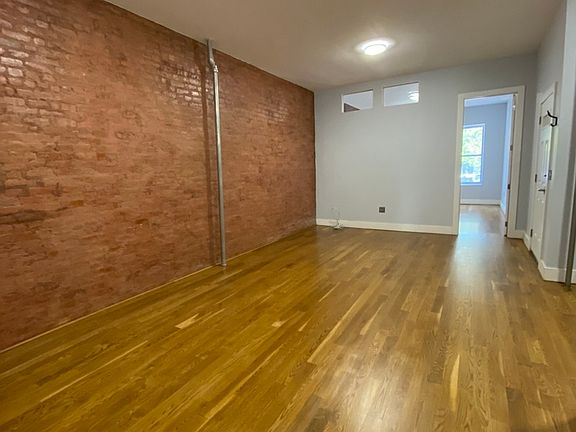 4th image of 131 Jefferson Ave APT 1