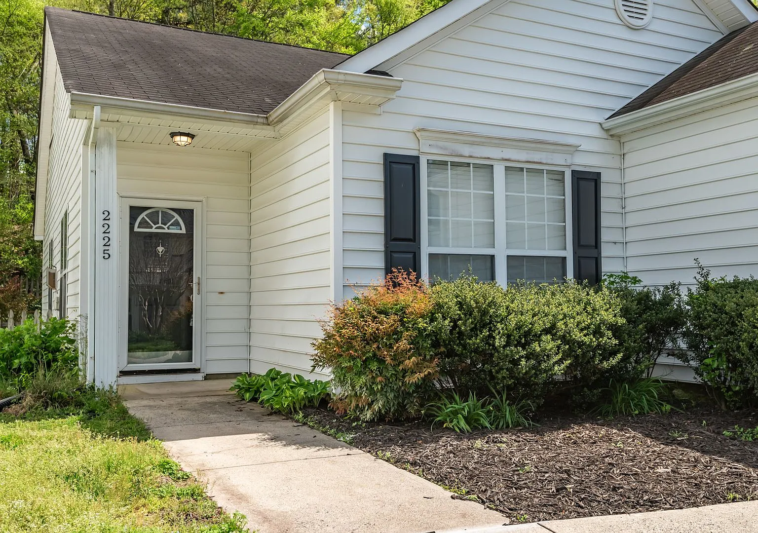 Charming 3 bedroom, 2 bathroom Ranch-style home — Photo 2