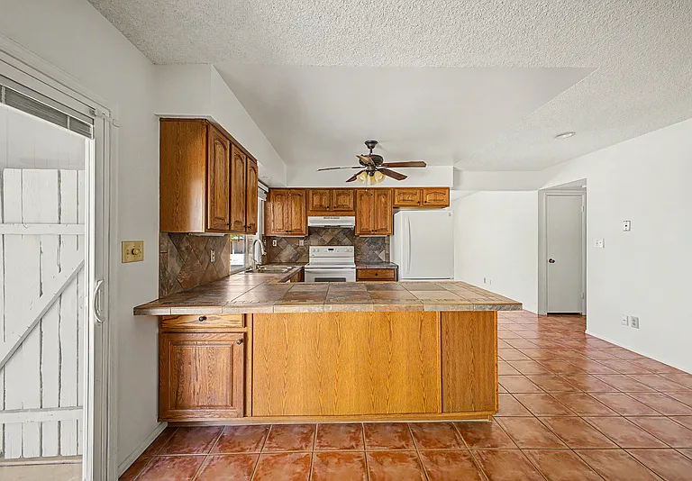2822 E Willow Ave — Photo 16