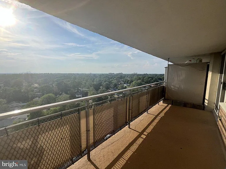 1508 Barclay Towers — Photo 18