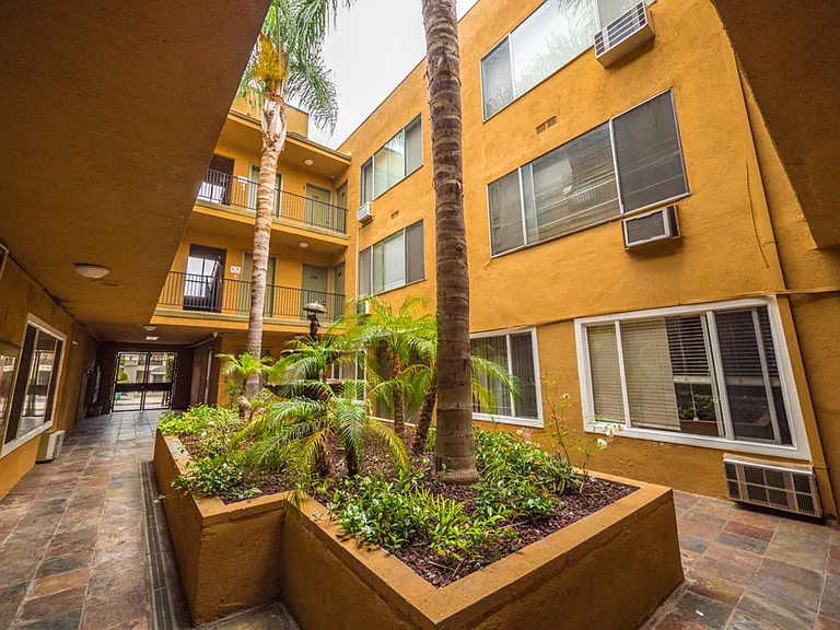 1179 Crenshaw Blvd — Photo 46