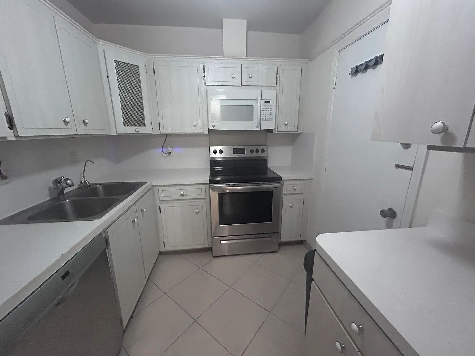 2 bed, 1100 sqft, $1,985 — Photo 2