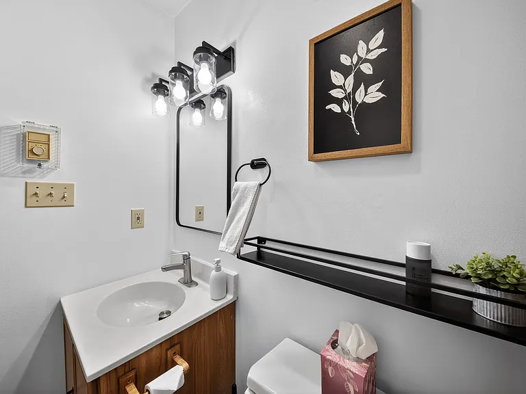 Convenient First-Floor Bathroom _ Clean and easily accessible full bathroom located on the main level for added comfort and convenience