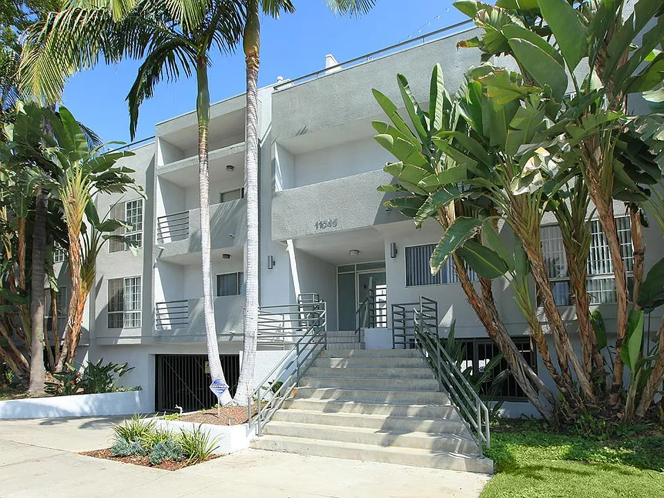11045 Camarillo St