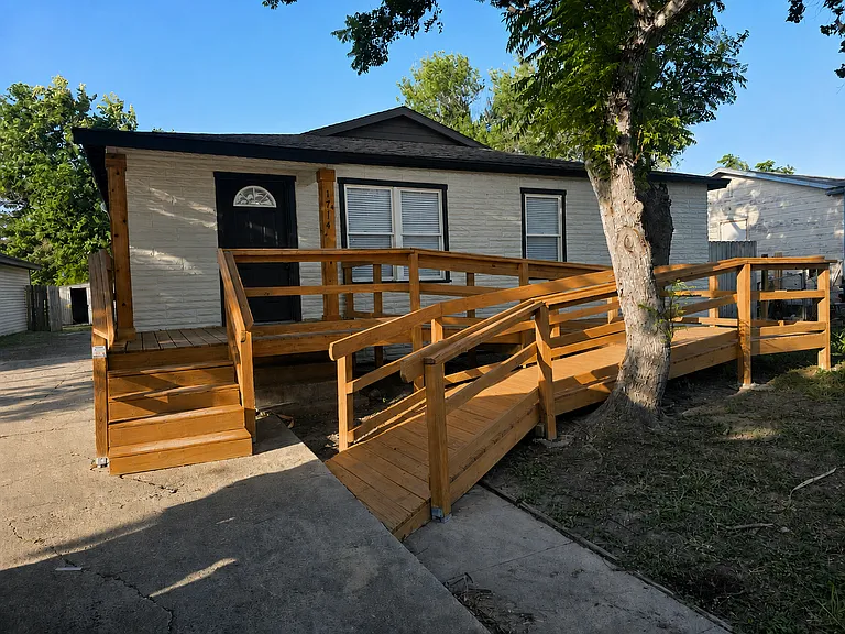 1714 Islla Dr — Photo 1