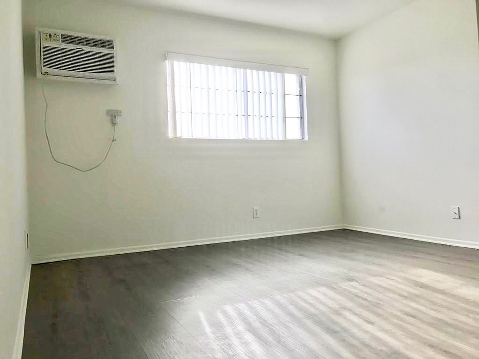2nd image of 3462 Mentone Ave #201A