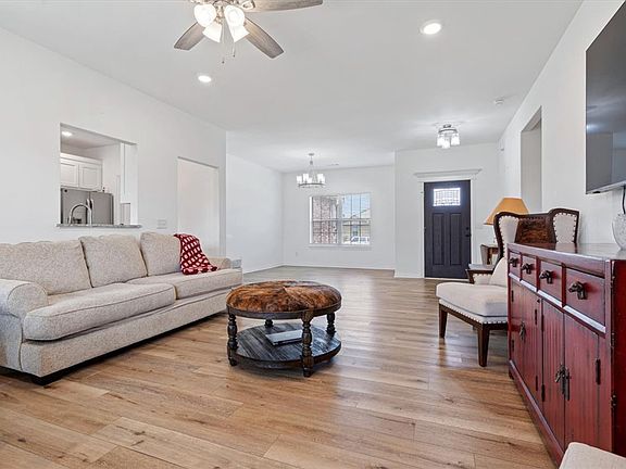 4th image of 201 Pin Oak St