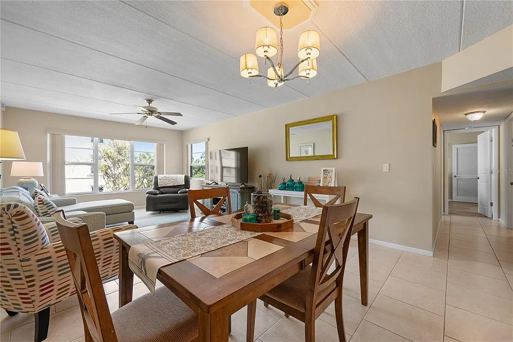 2 bed, 2.0 bath, 1046 sqft, $4,500 — Photo 3
