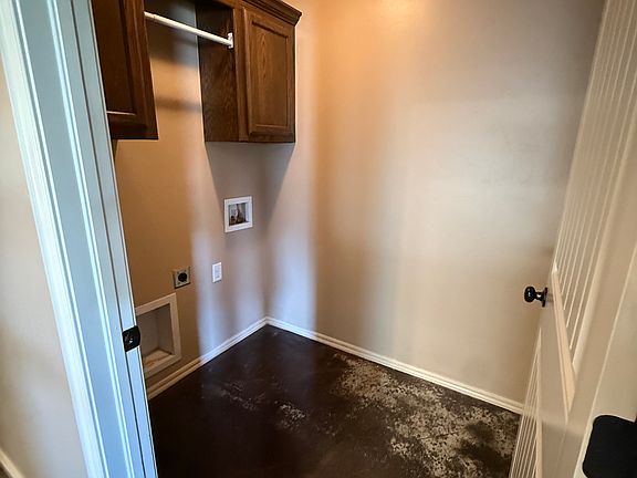 5th image of 810 Russell Cir