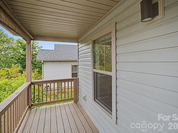 3rd image of 31 Yarrow Meadow Rd