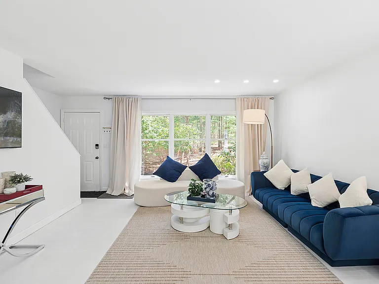 15 Marion Ln — Photo 2