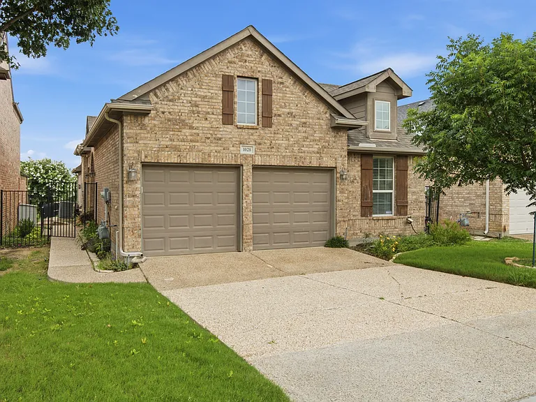 1028 Kaylie St — Photo 1