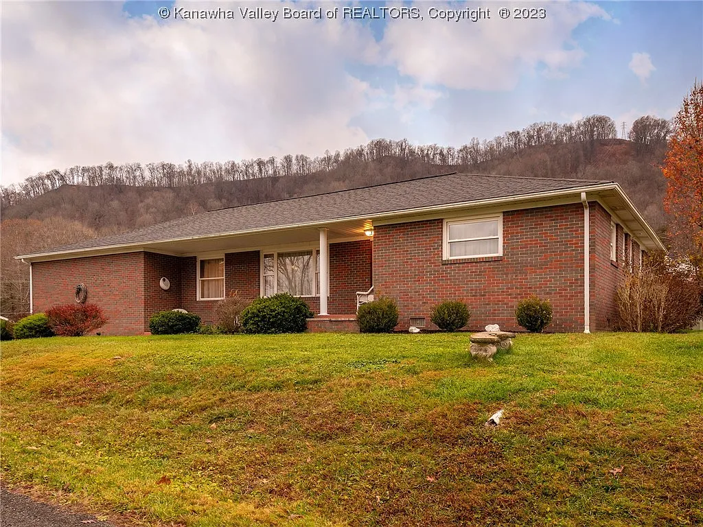 105 Woodland Dr photo 1