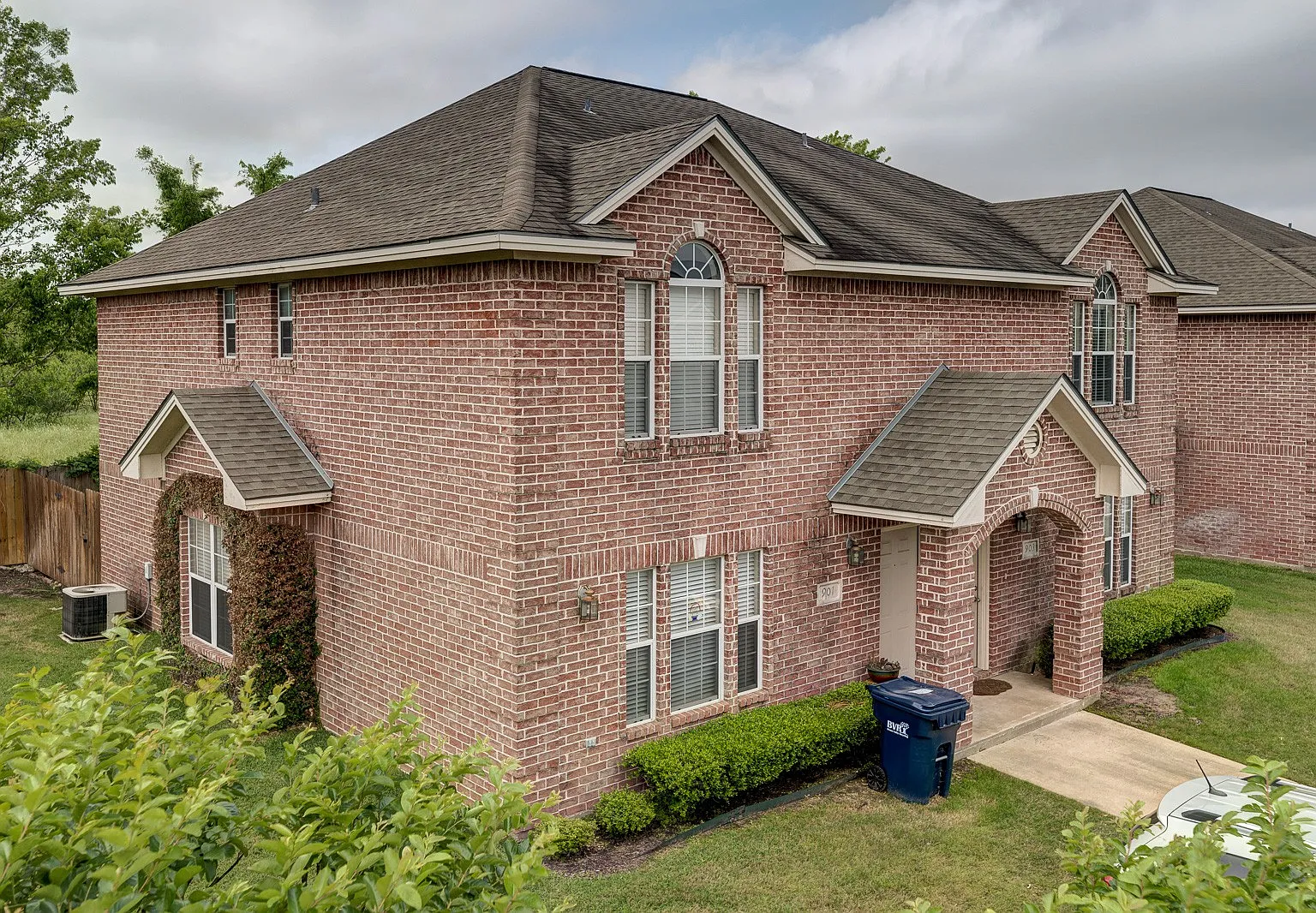 3 bed, 3.5 bath, 1540 sqft, $2,100 — Photo 2