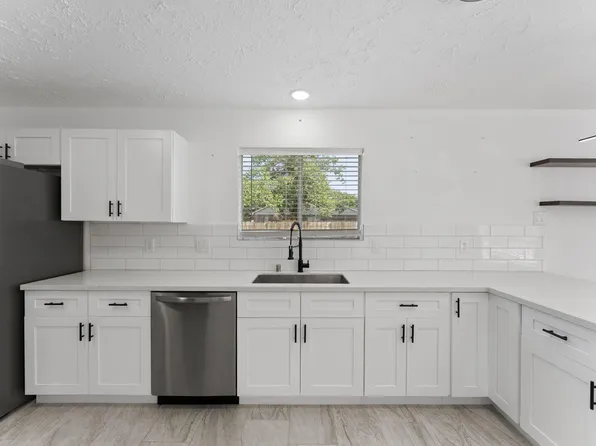 7710 Breda Dr, Baytown, TX 77521