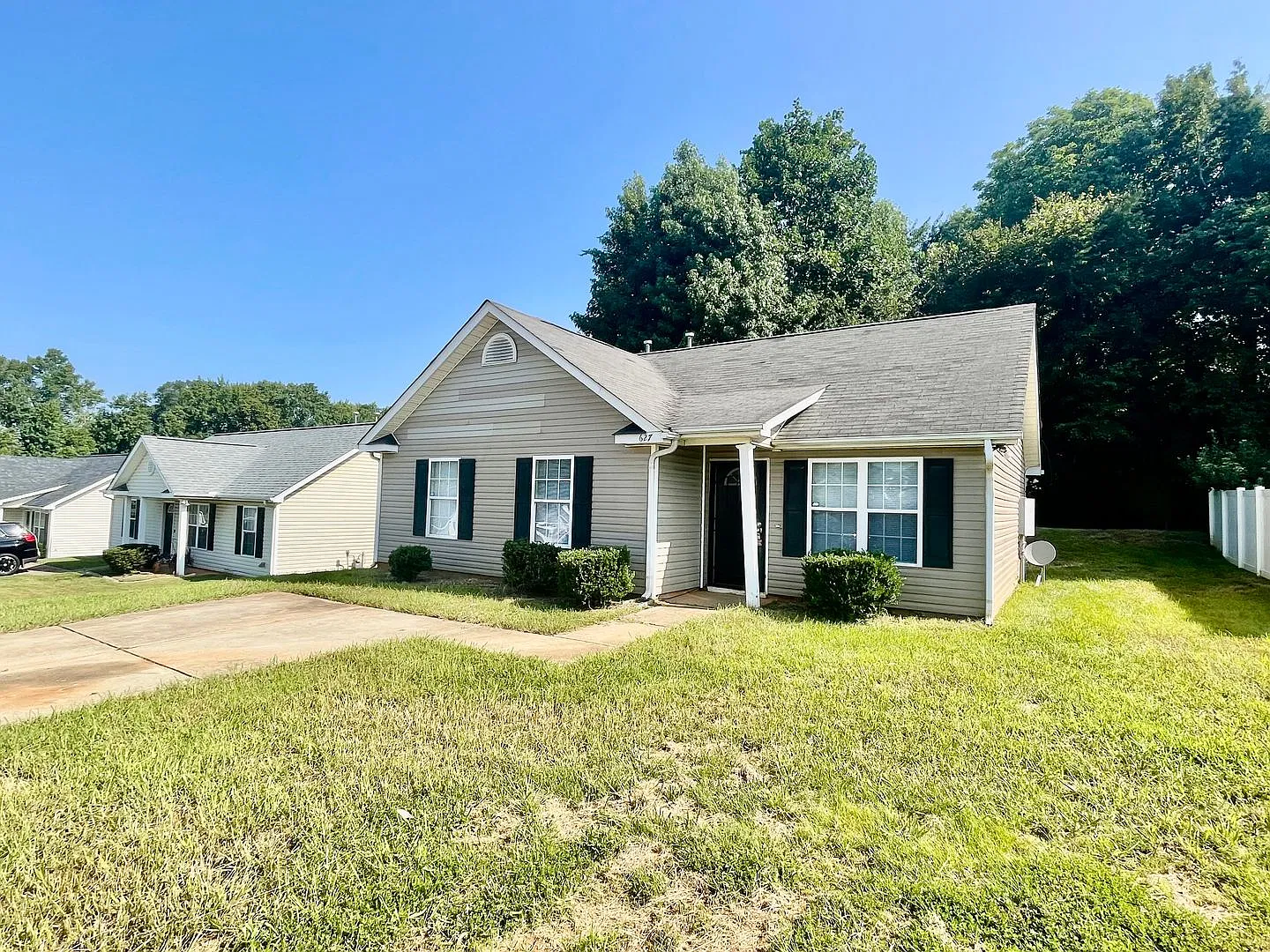 This lovely three bedroom two bath home in Charlotte, NC — Photo 3