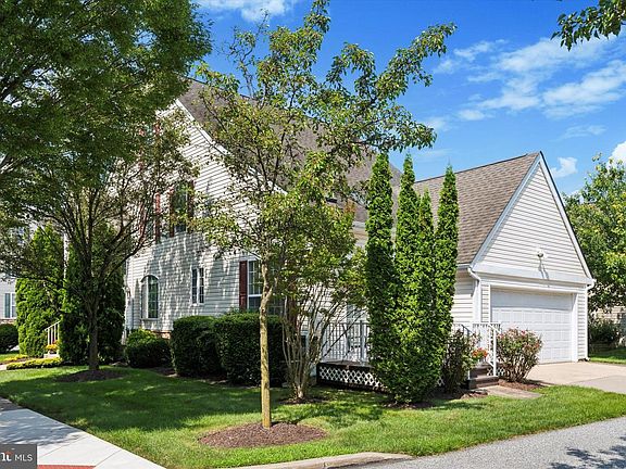 4th image of 400 Lantern Ln