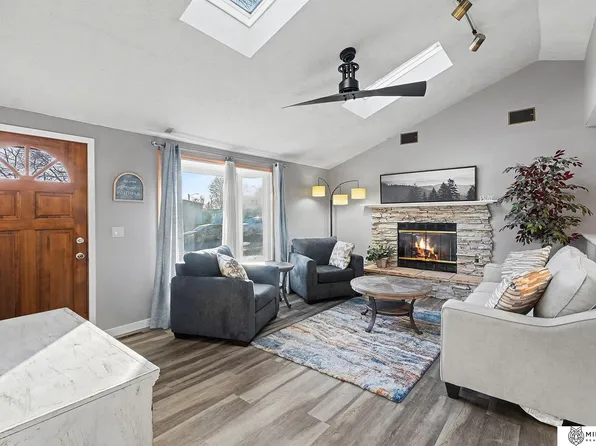 7544 Olive Ave, La Vista, NE 68128