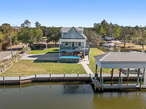 5037 Oregon St, Bay Saint Louis, MS 39520