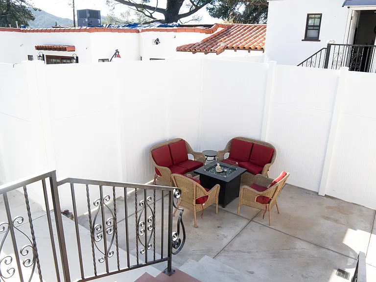 10426 1/2 Helendale Ave — Photo 3