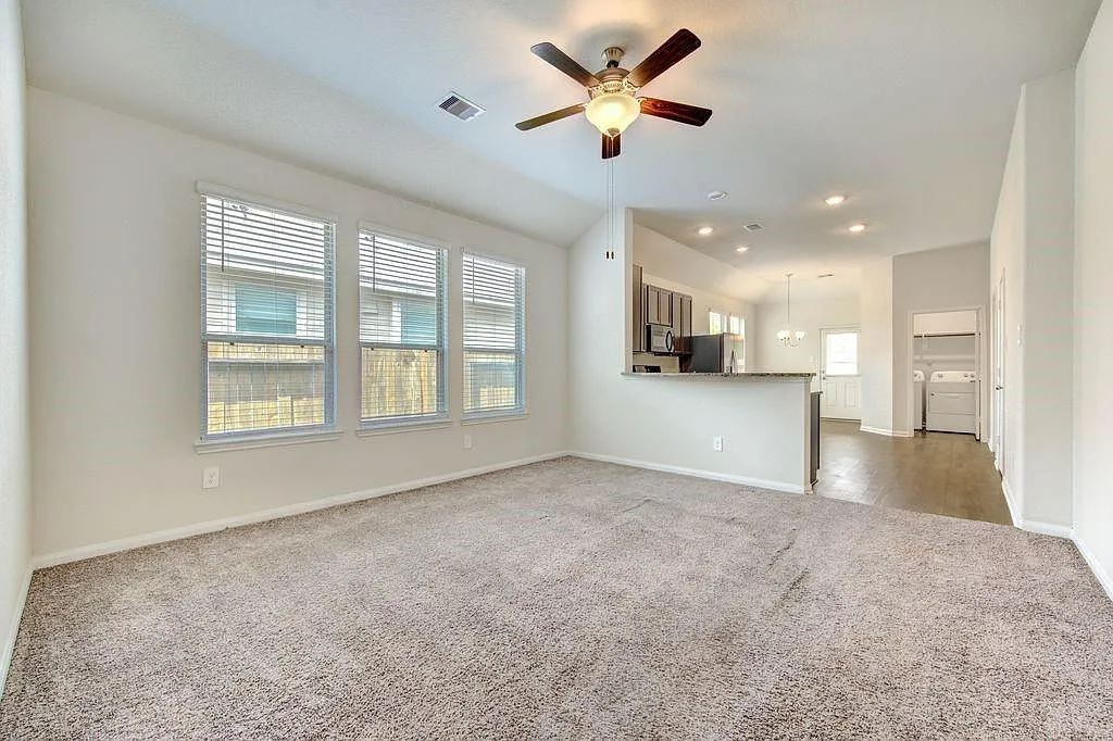 4 bed, 2.0 bath, 1552 sqft, $1,800 — Photo 4