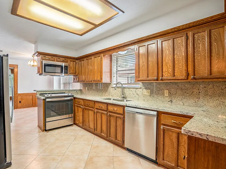38 Devonshire Dr — Photo 16