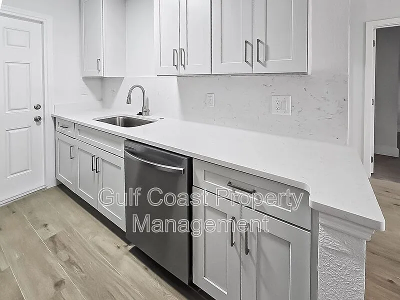 2 bed, 1.0 bath, 612 sqft, $1,350 — Photo 2