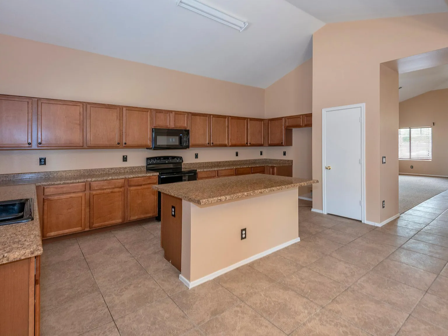 5 bed, 3110 sqft, $2,700 — Photo 4