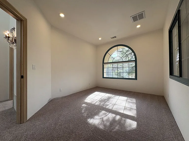 712 Elizabeth Ln — Photo 23