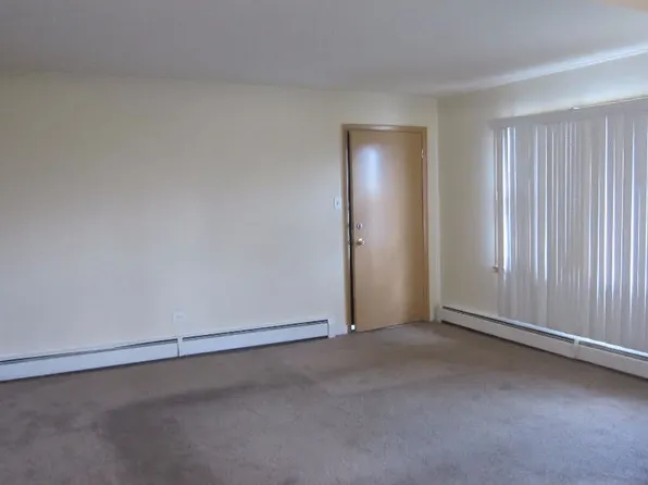 28 King Arthur Ct, Northlake, IL 60164