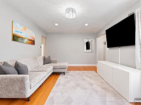 5th image of 9-06 6th Street