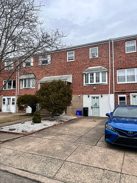 3 bed, 1.5 bath, 1360 sqft, $2,600 — Photo 1
