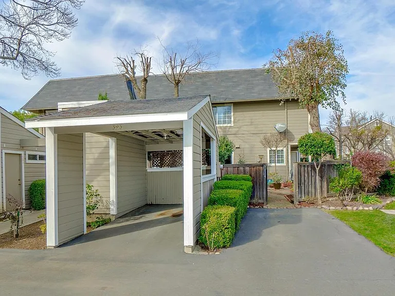 3024 Woods Cir — Photo 2