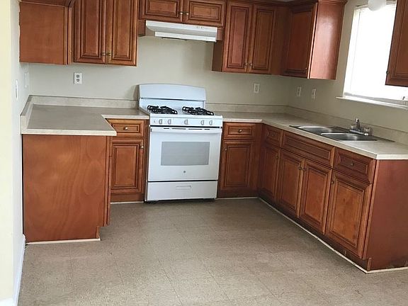 5th image of 1020 N Leslie St APT 4