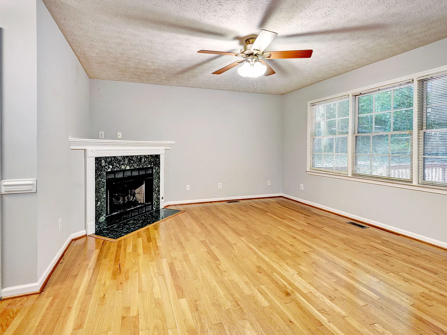 4 bed, 2150 sqft, $2,995 — Photo 4