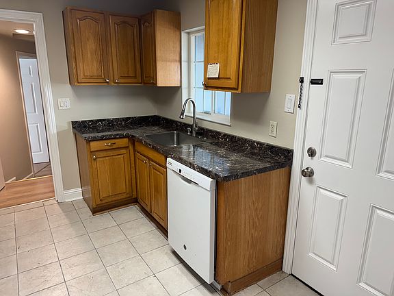 5th image of 293 Mac Arthur Ave
