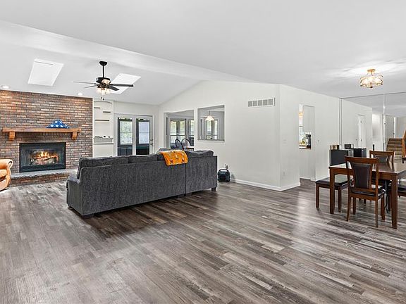 3rd image of 3 Harbor Point Ct