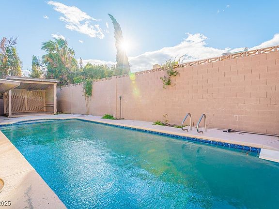 3rd image of 5039 Mesa View Dr