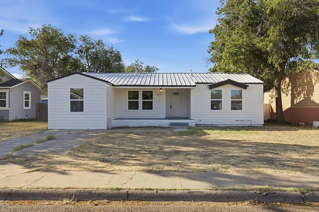 4 bed, 2.0 bath, 2568 sqft, $2,600 — Photo 1