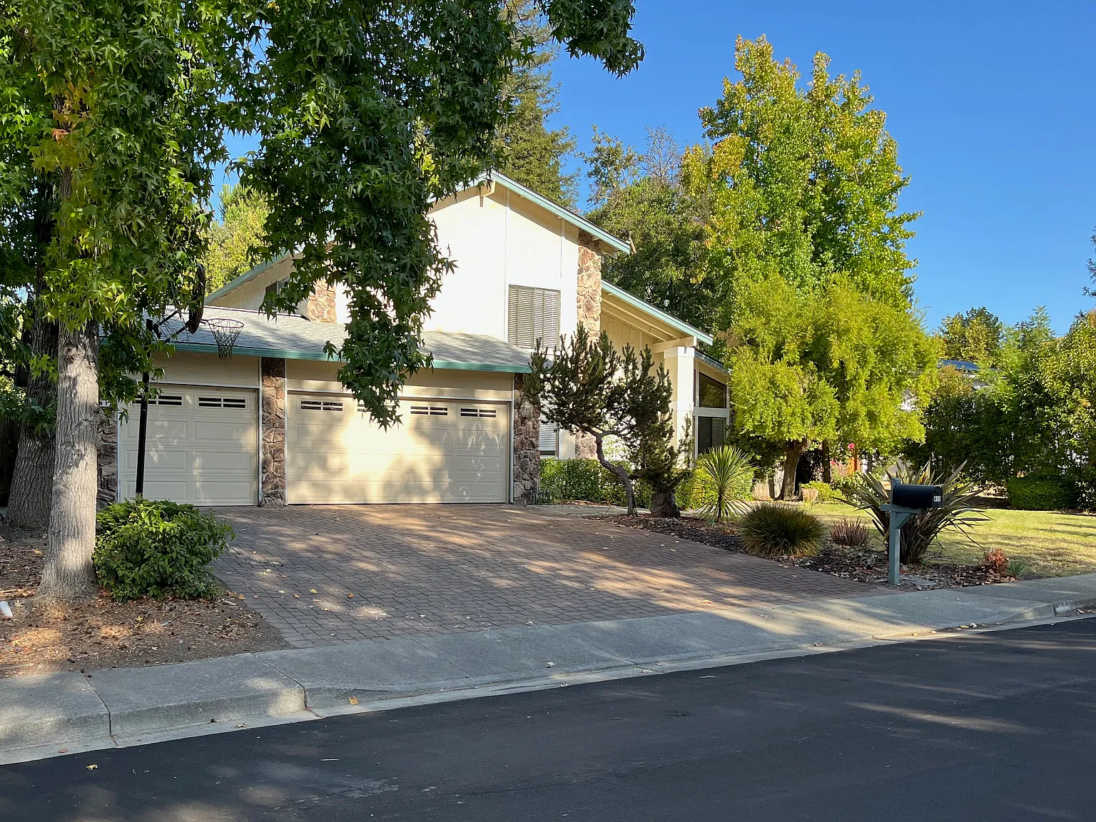 4 bed, 2400 sqft, $5,700 — Photo 2