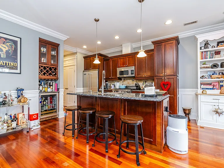 2540 W Diversey Ave #401 — Photo 3